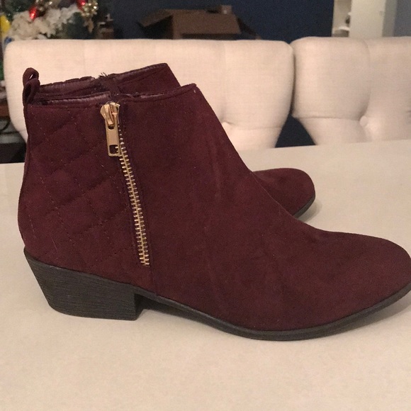 Red velvet ankle booties - Picture 1 of 5