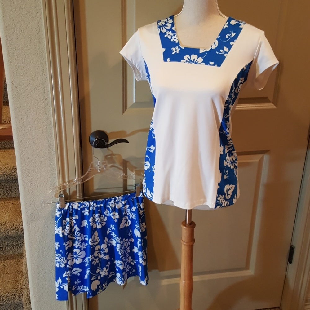 NWOT Tracey Lynn Blue & White Hawaiian Golf Top