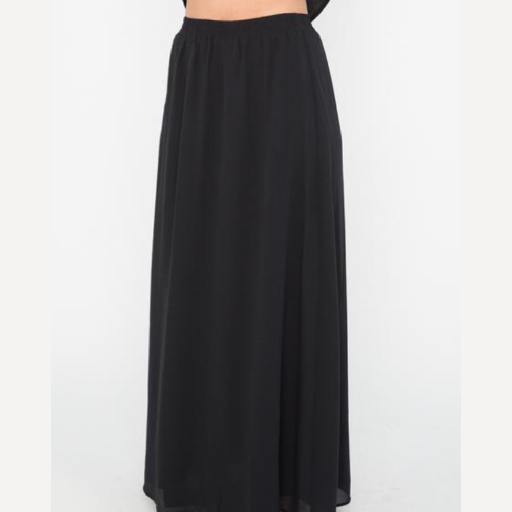 Black long maxi skirt. Elastic waist ❤️