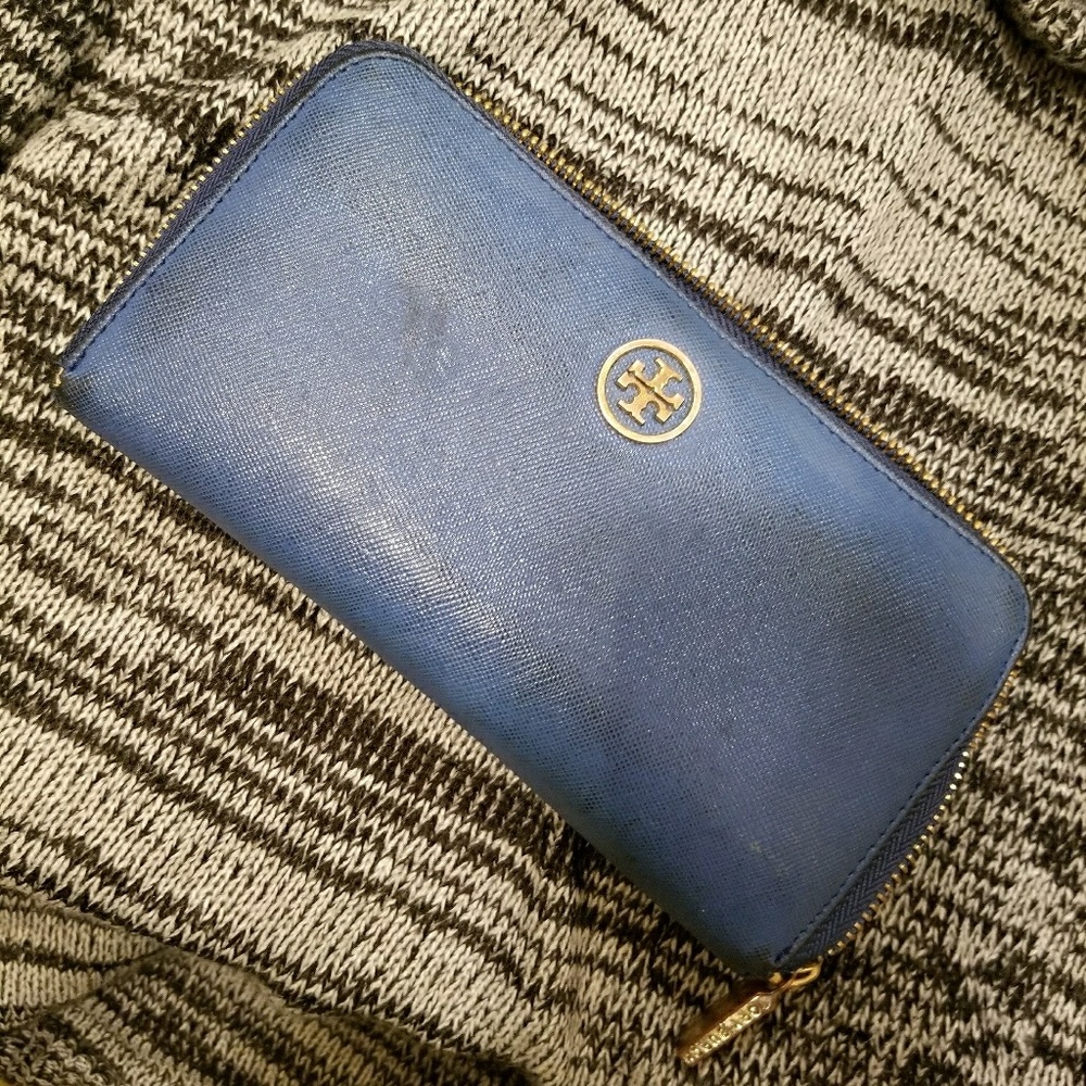 FREE merchandise when you purchase.All offers welcome Tory Burch Wallet 👛💳👛💳