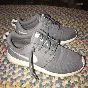 WOMENS roshe size 7