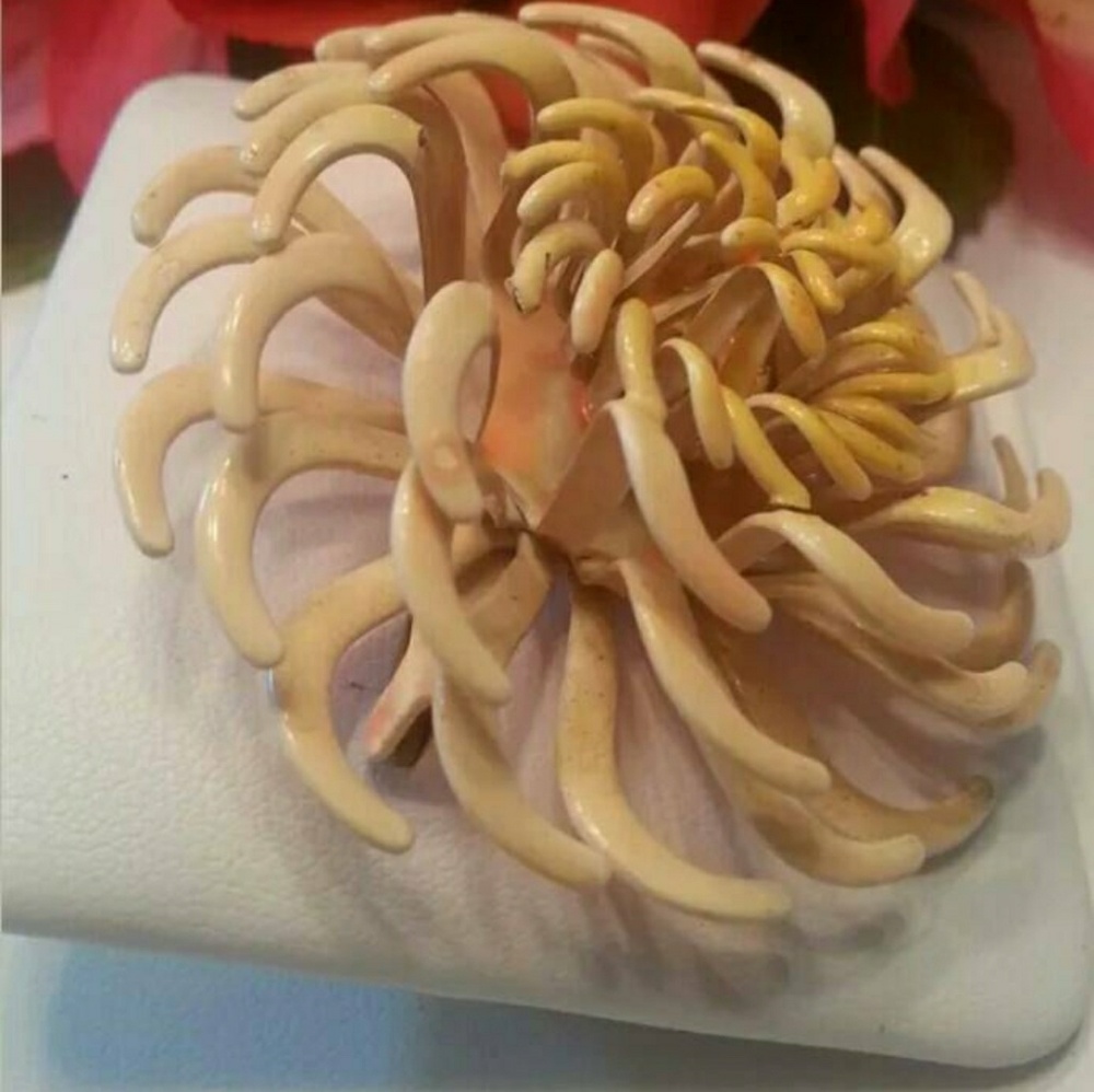 Vintage enamel flower brooch #62 - Picture 2 of 3
