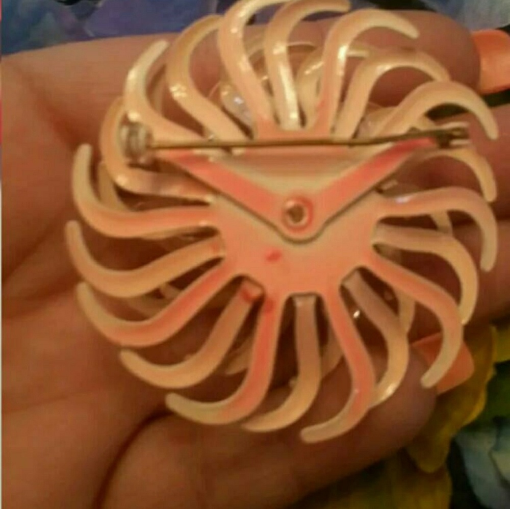 Vintage enamel flower brooch #62 - Picture 3 of 3