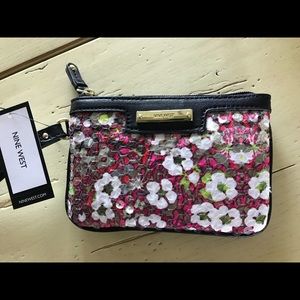 NWT NINE WEST WRISTLET TABLE TREASURE BLACK MULTI