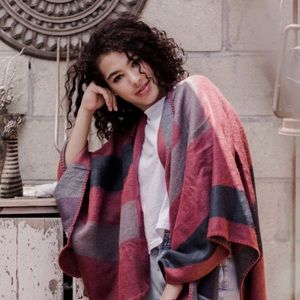 BB Dakota Poncho - BRAND NEW!