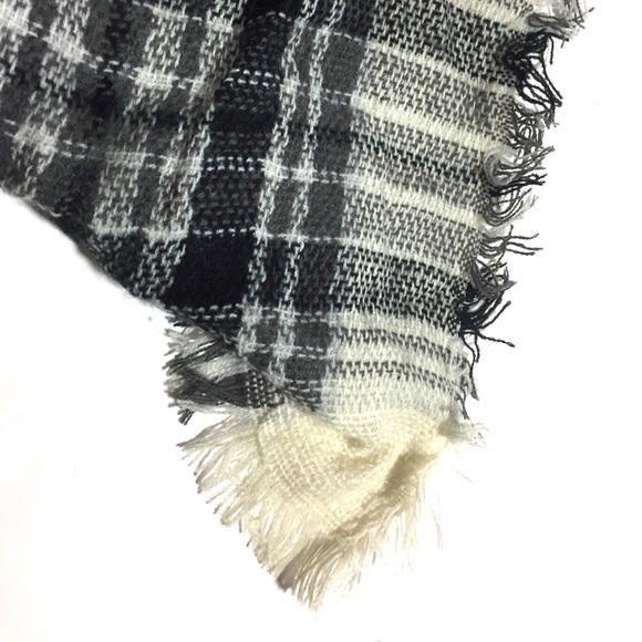 NWT Black Off White Fringe Plaid Blanket Scarf NEW - Picture 3 of 8