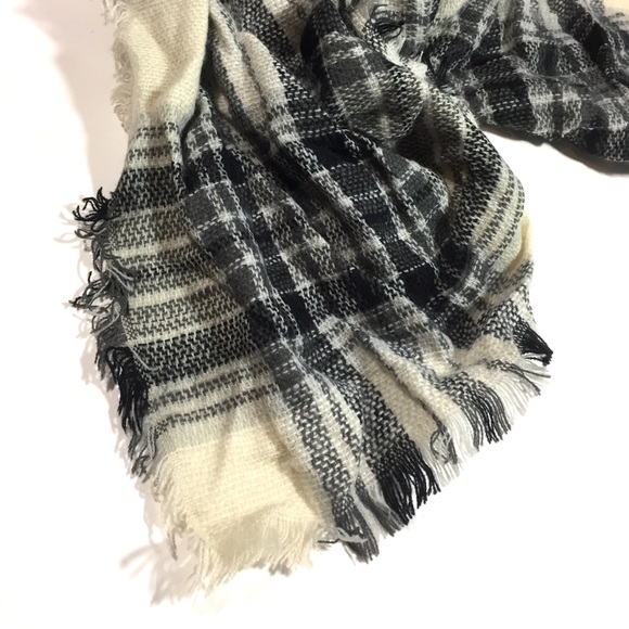 NWT Black Off White Fringe Plaid Blanket Scarf NEW - Picture 5 of 8