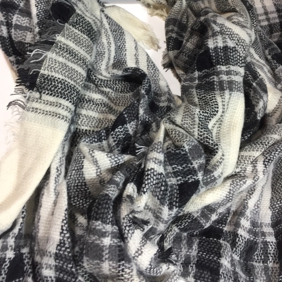 NWT Black Off White Fringe Plaid Blanket Scarf NEW - Picture 6 of 8
