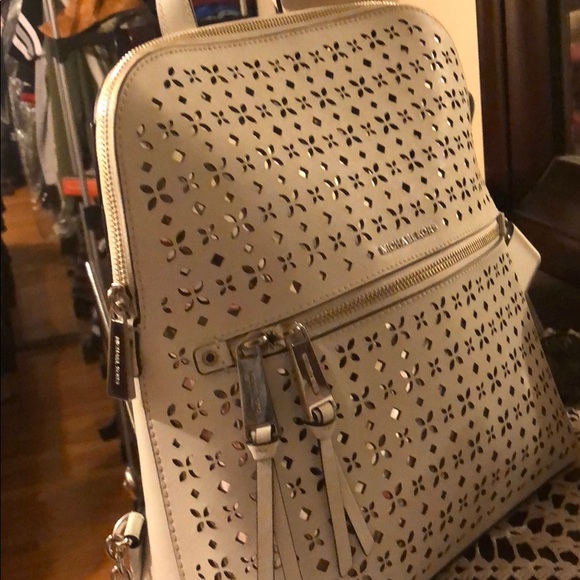 Handbags - Picture 5 of 5