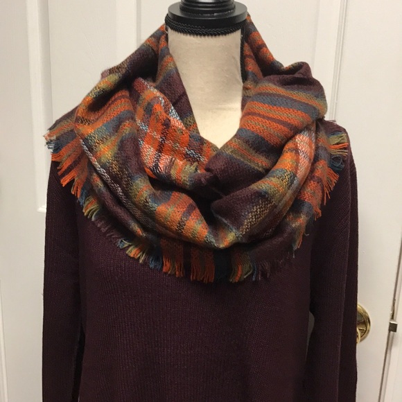 🎁🎄⛄️BURGUNDY PLAID FRINGE INFINITY SCARF.. - Picture 2 of 3
