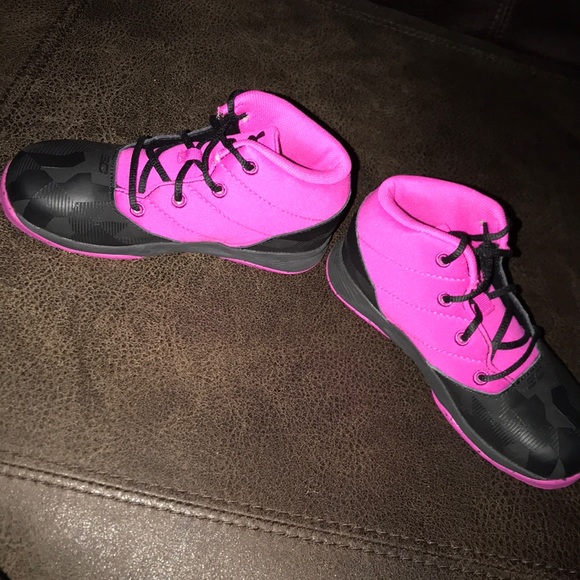 Under armour kids sneakers - Picture 2 of 4