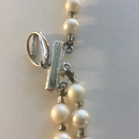 White pearl necklace - Picture 3 of 5