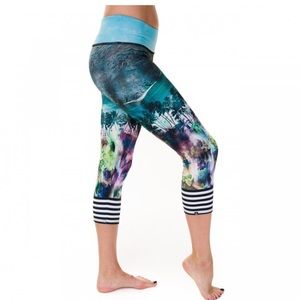 Onzie Capri Yoga Pants (Malibu Graphic)