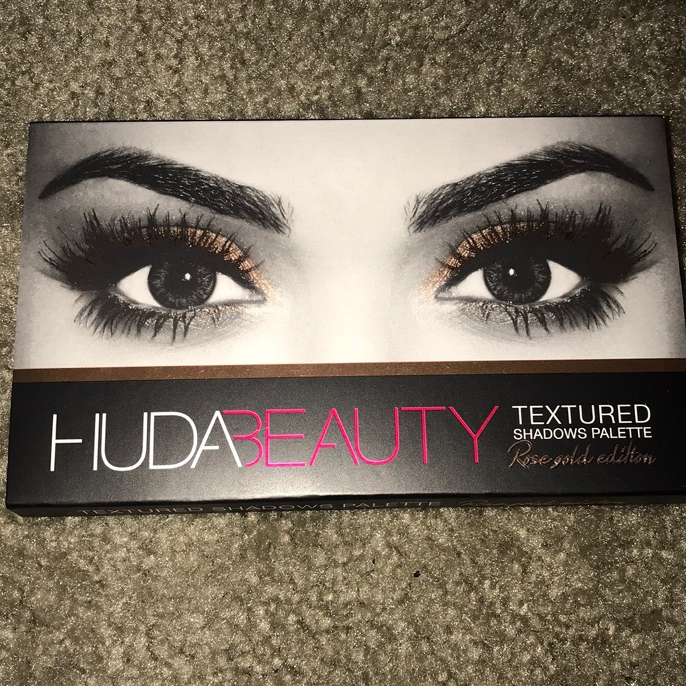 Huda Beauty textures shadows palette
