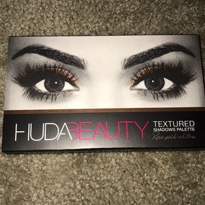 Huda Beauty textures shadows palette
