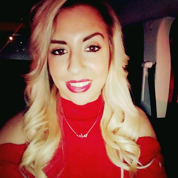 Meet your Posher, Nicole - Picture 1 of 1