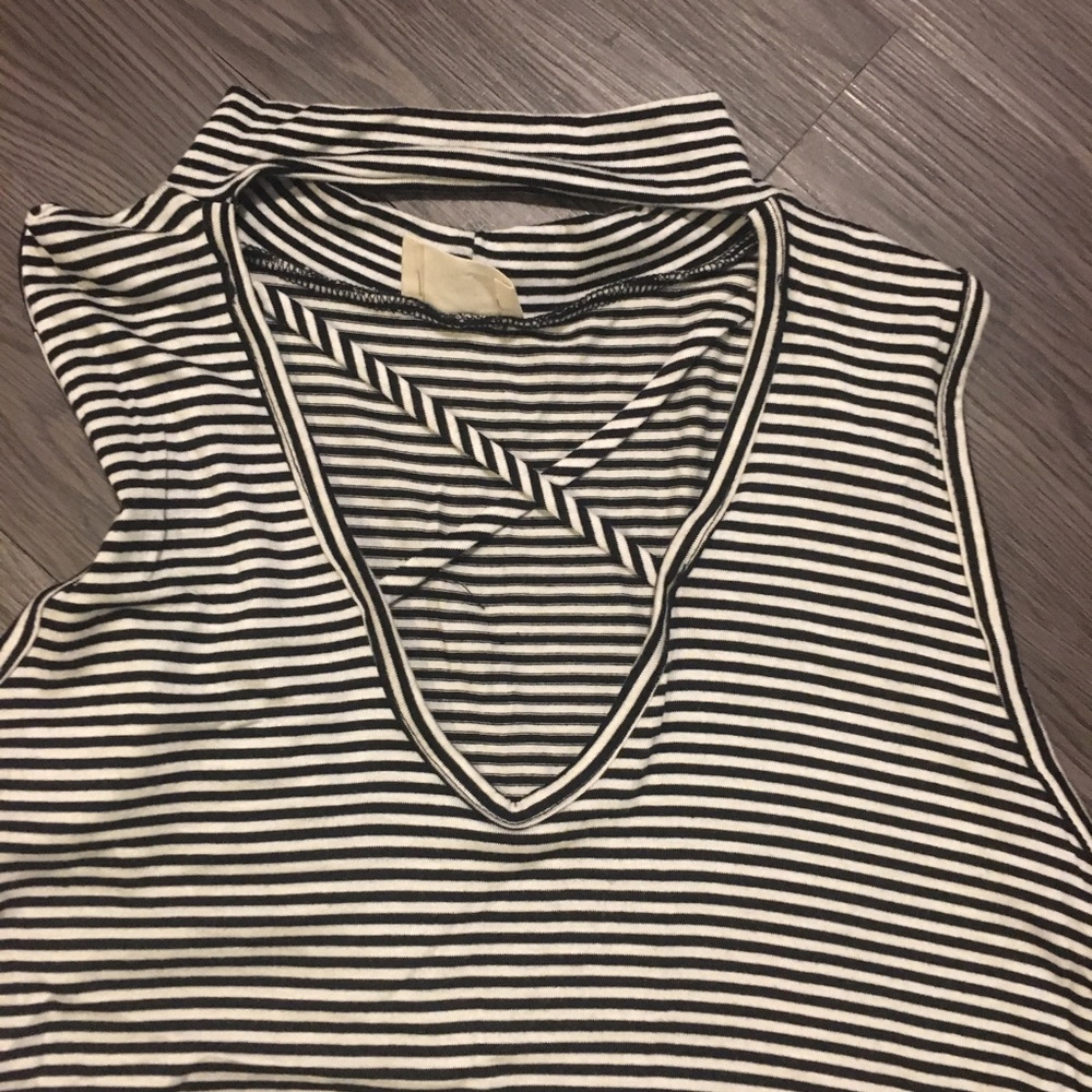Sleeveless collar top
