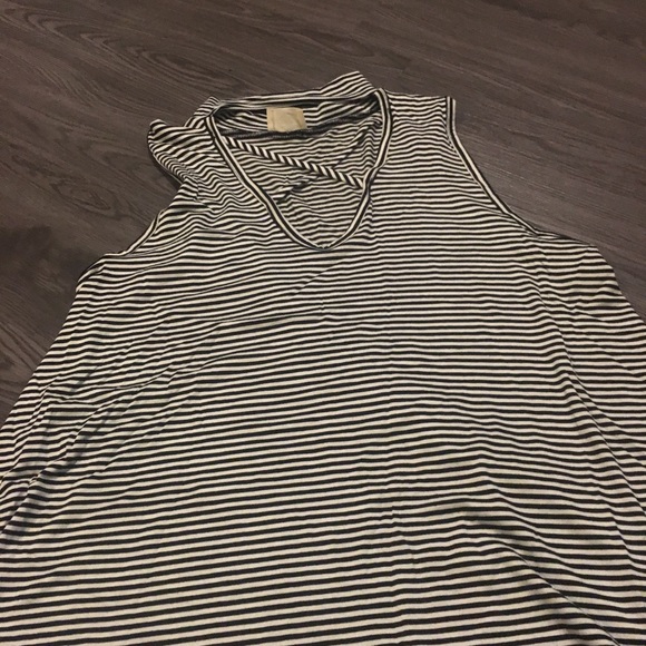 Sleeveless collar top - Picture 2 of 2