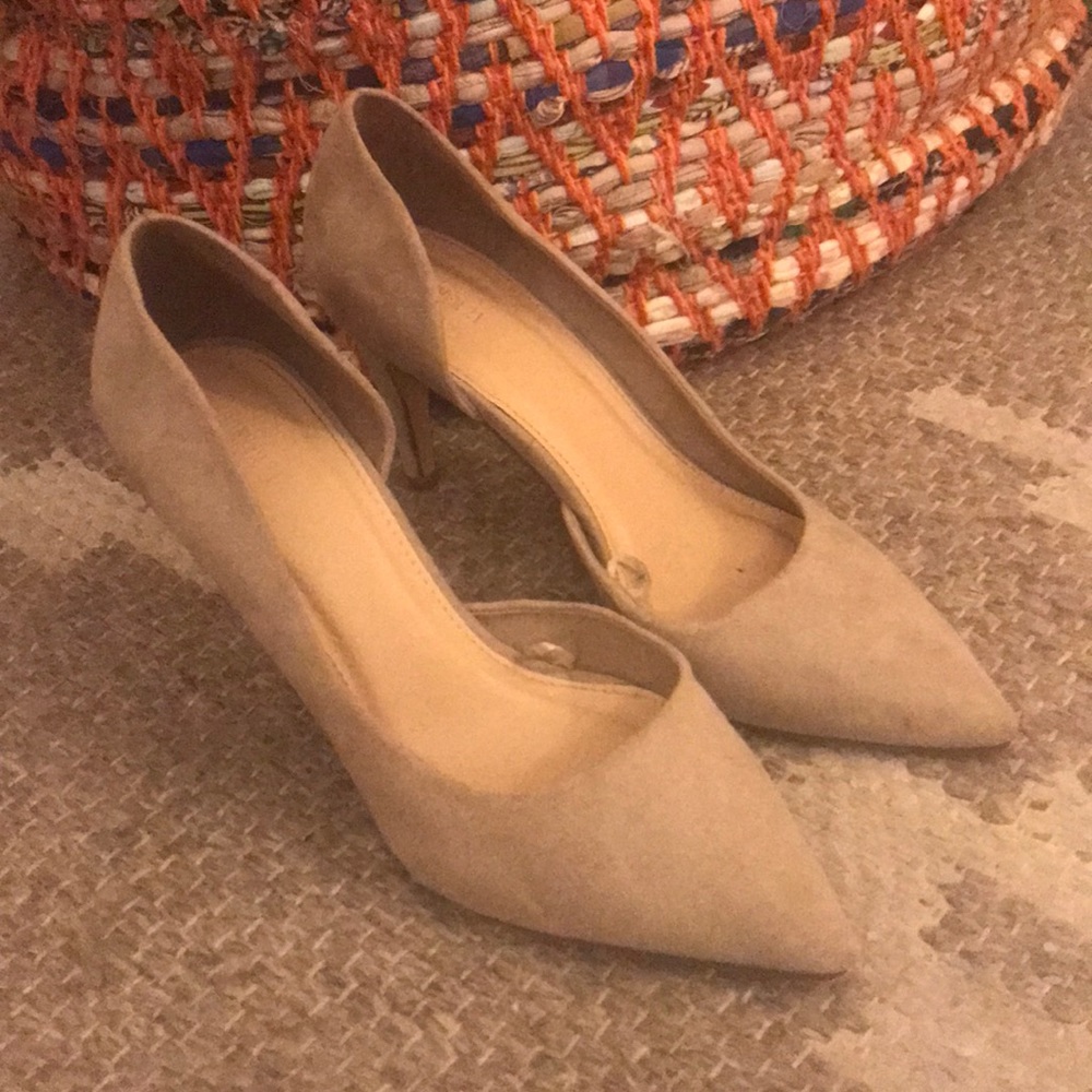 Pointed toe heels