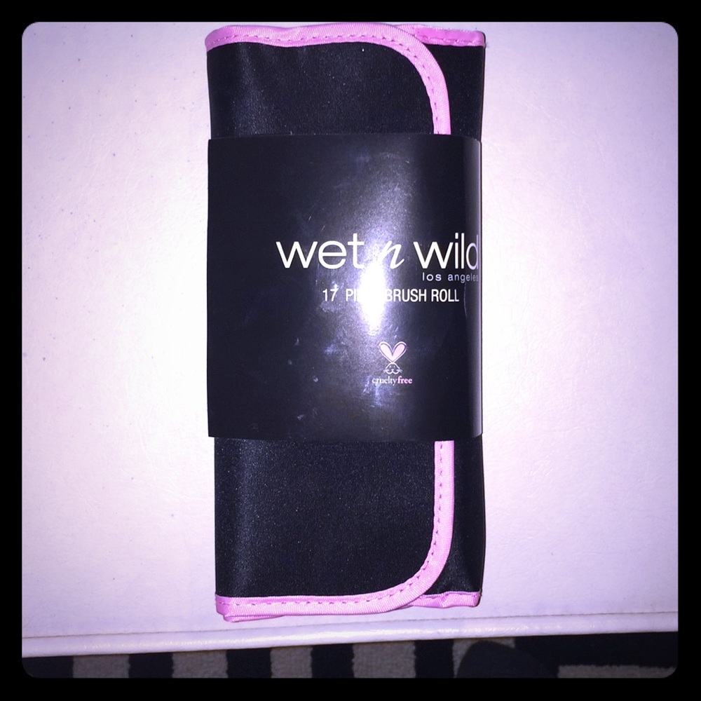 17 piece brush roll set by Wet N Wild