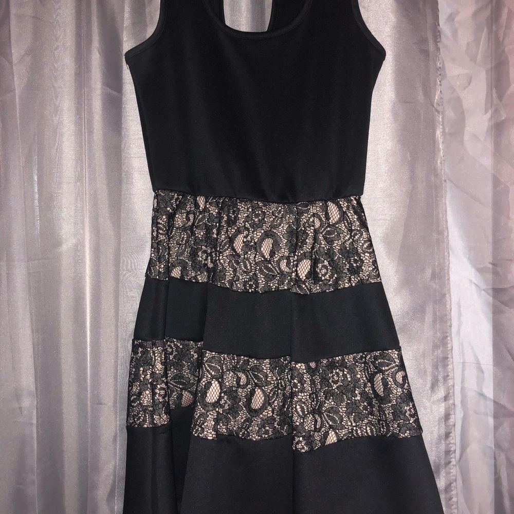 BLACK MINI DRESS WITH LACE DETAIL