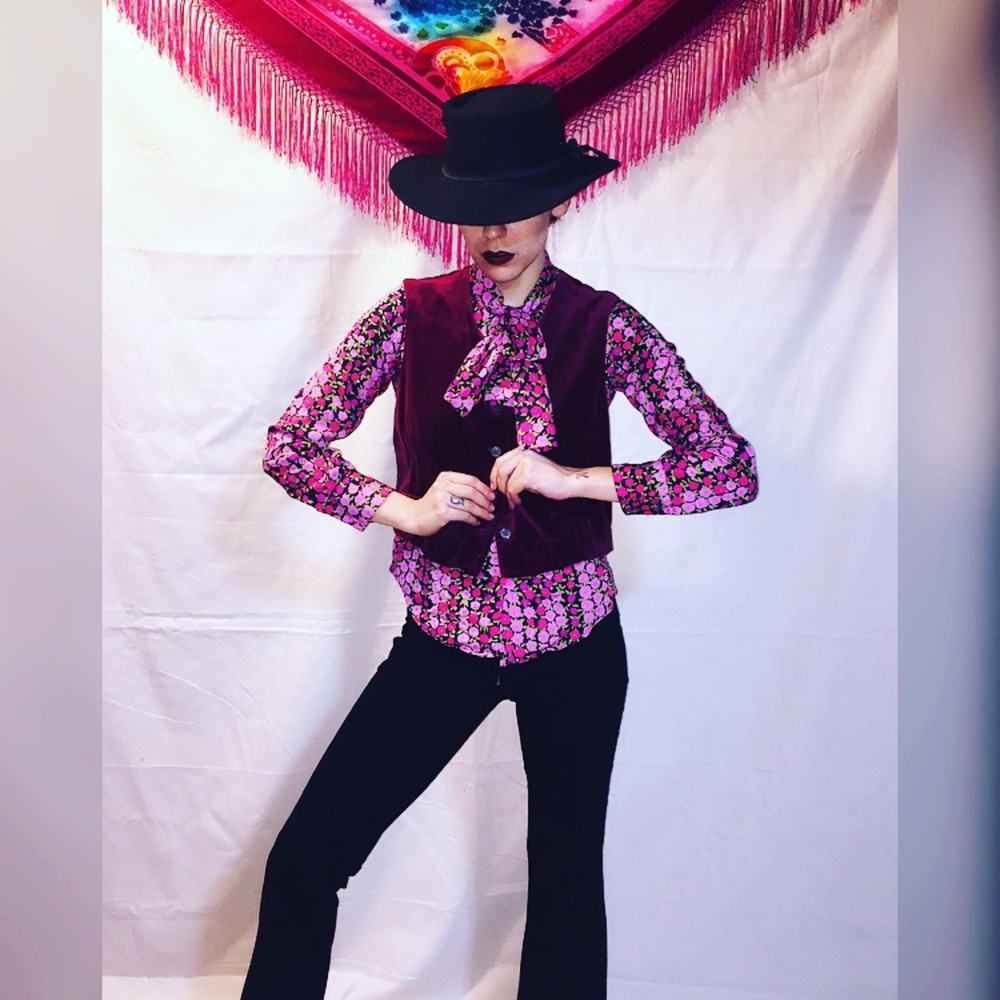 Vintage Rose tie neck blouse 🌹