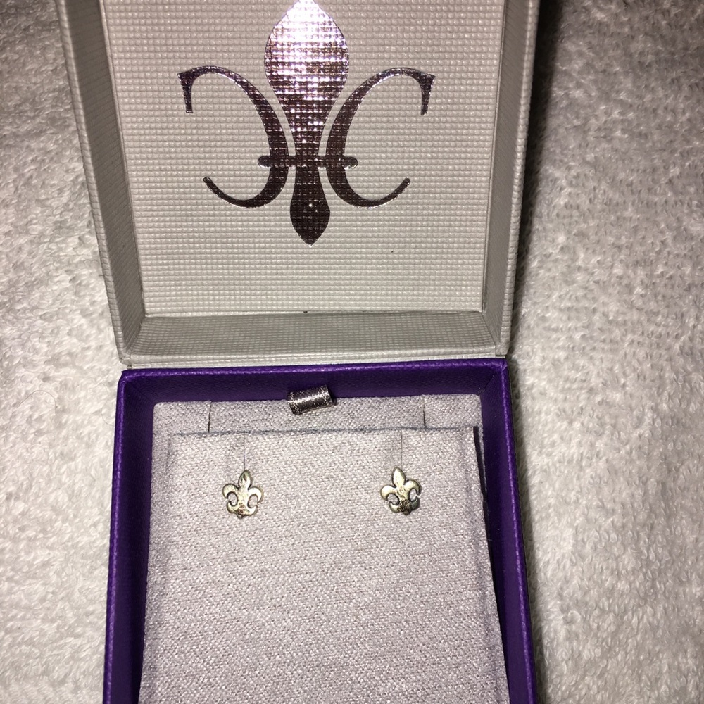 Silver fleur-de-lis earrings!