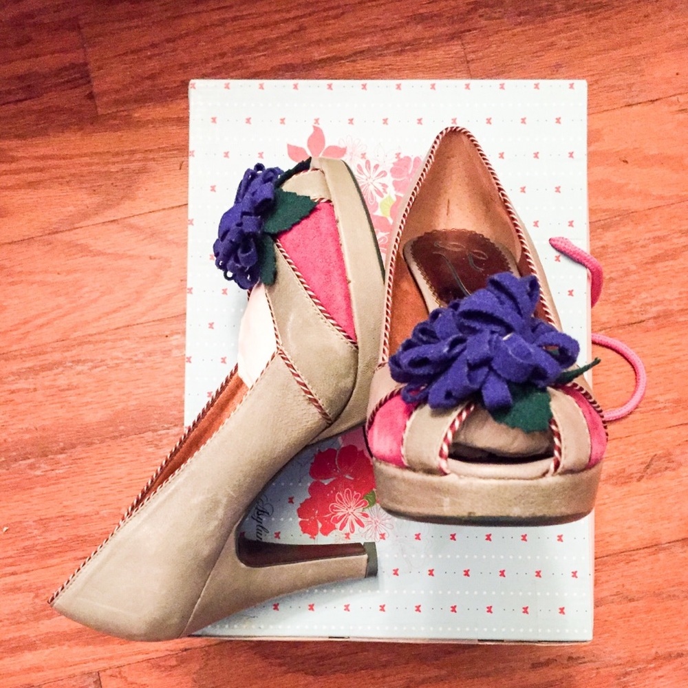 Poetic Licence's Pop Star pump in Grey Red 10M