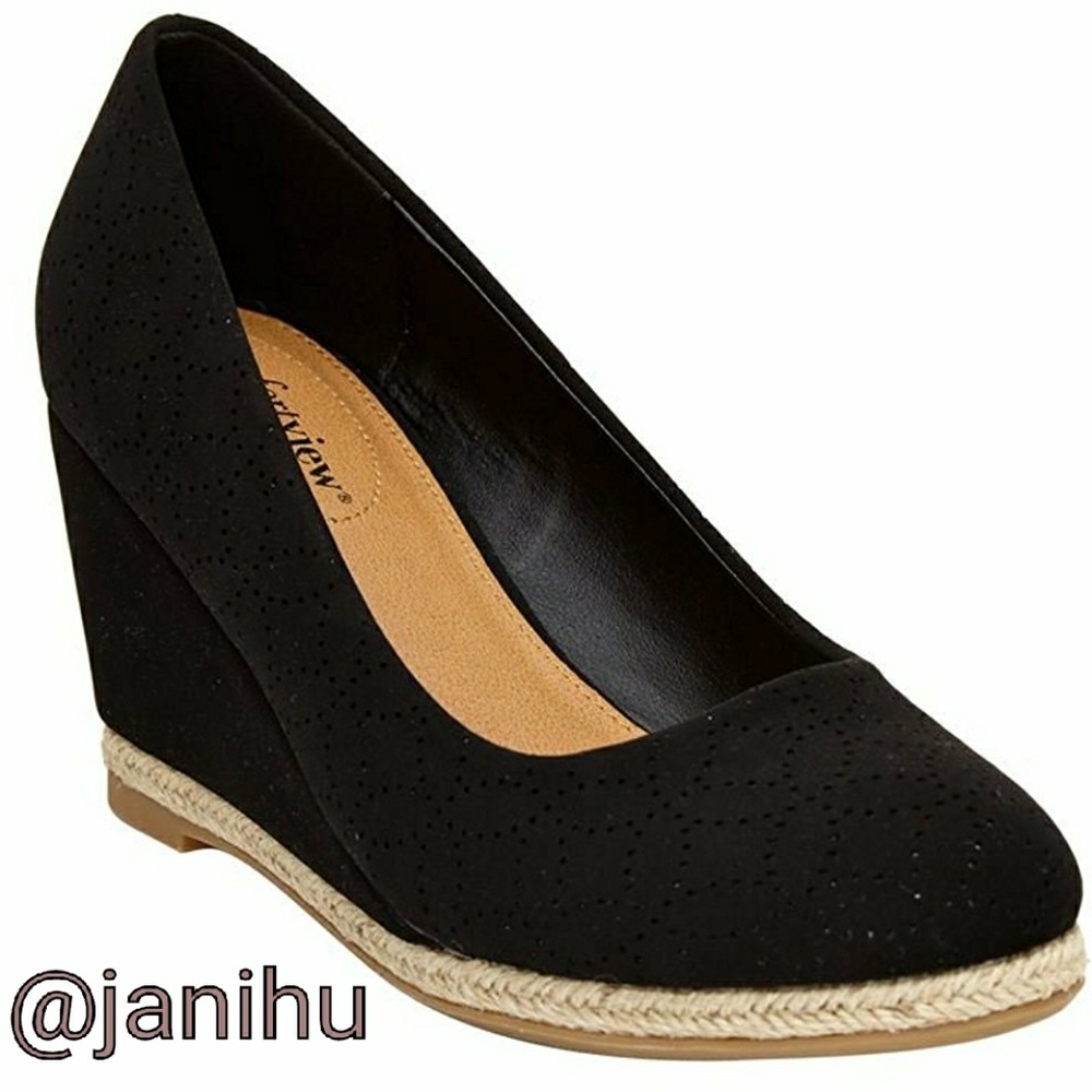 SOLD - Cute comfy wedge pump