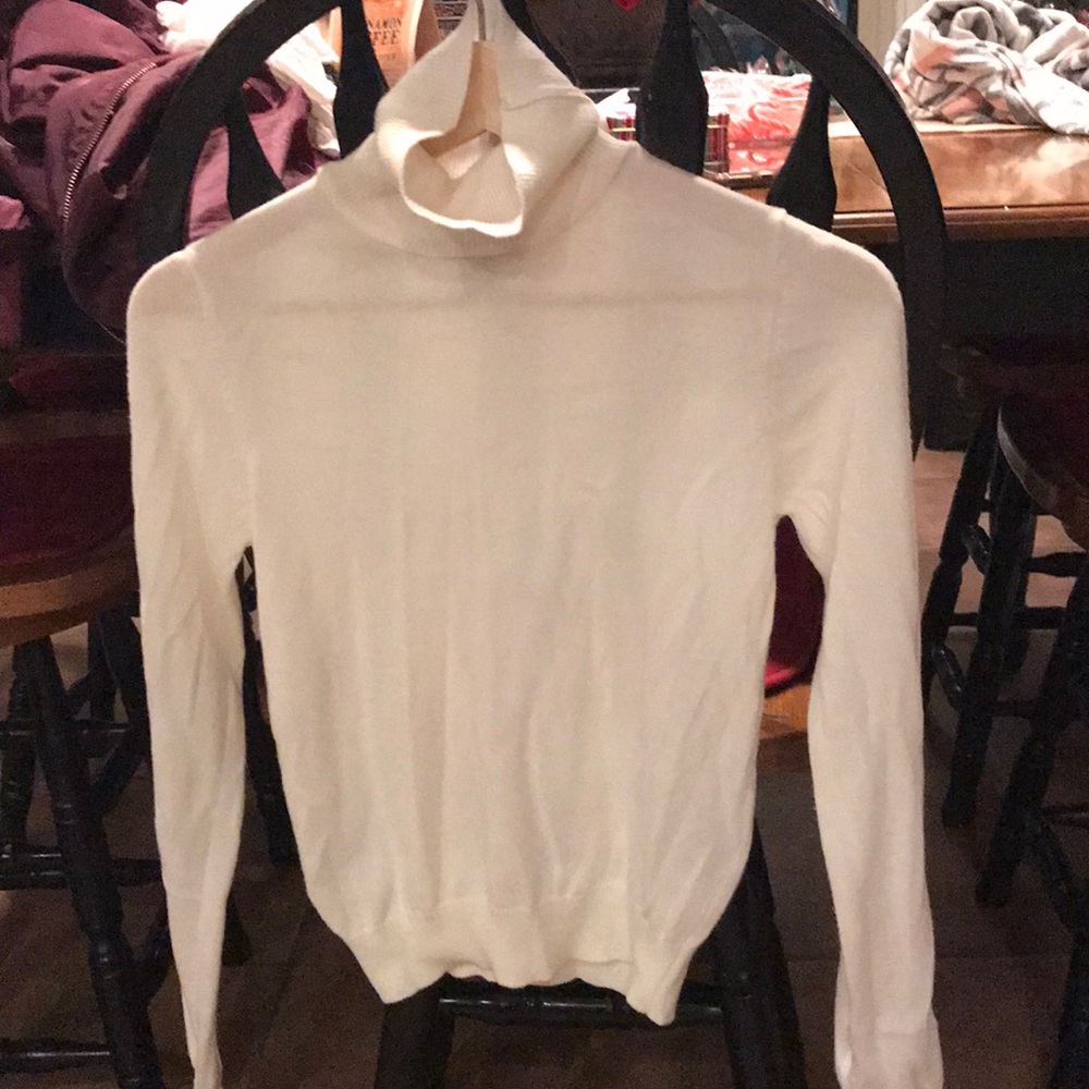 White turtle neck sweater