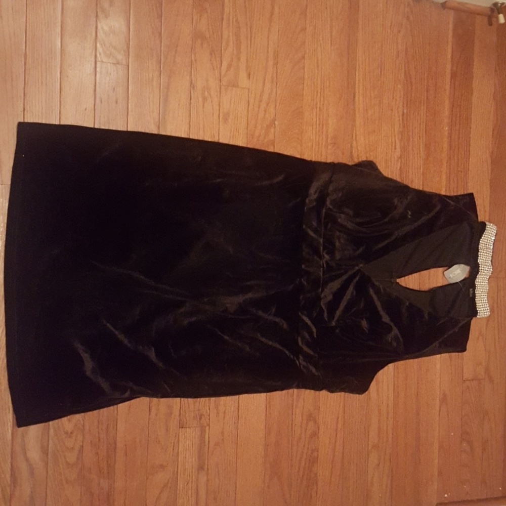 Black velvet diamond pearl neckline