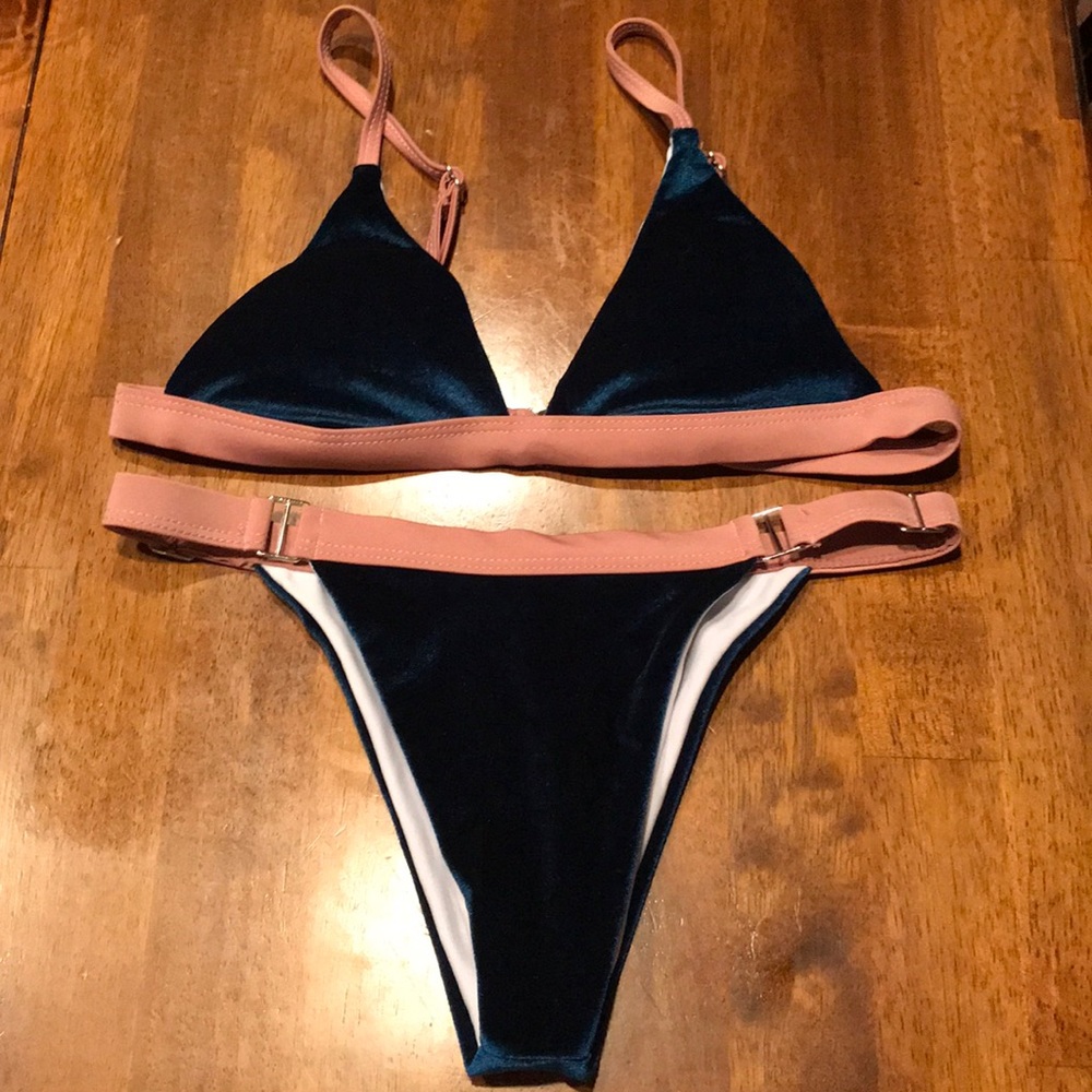 Blue velvet and pink bikini