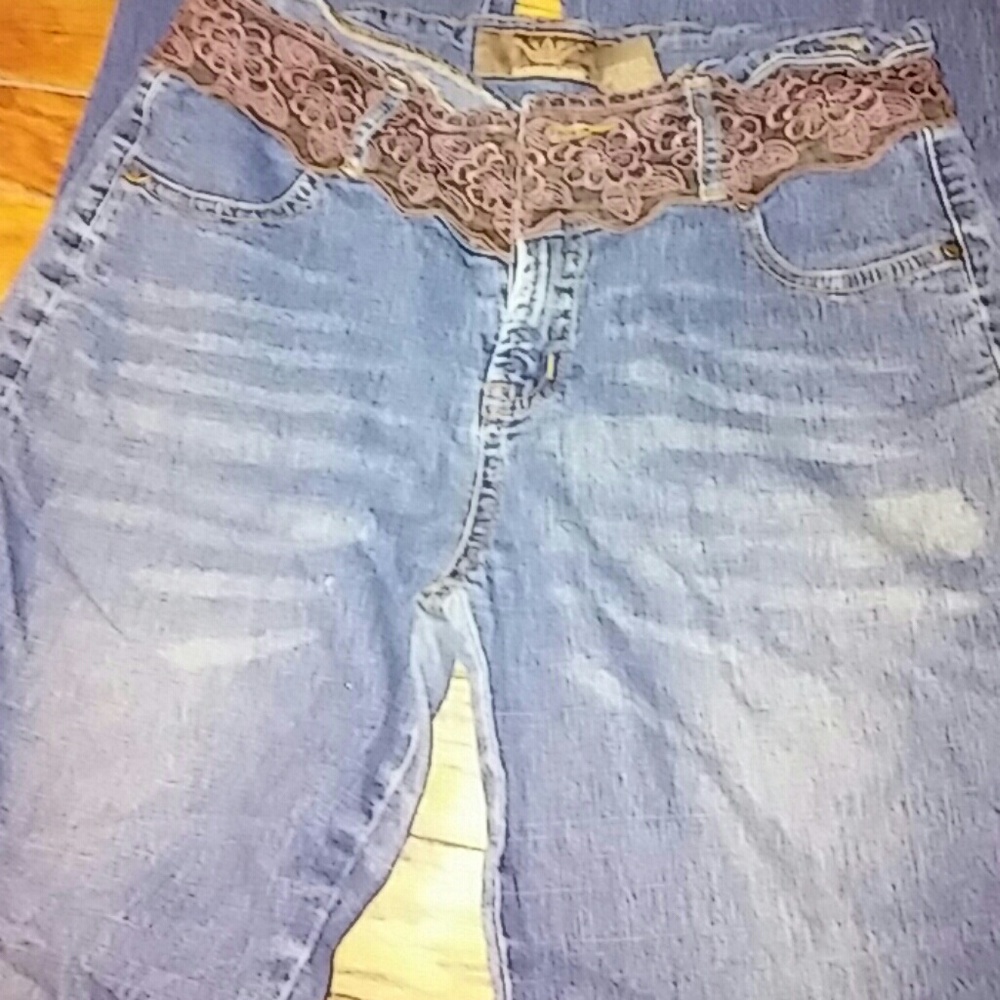 Duchesse jeans with purple embroidery