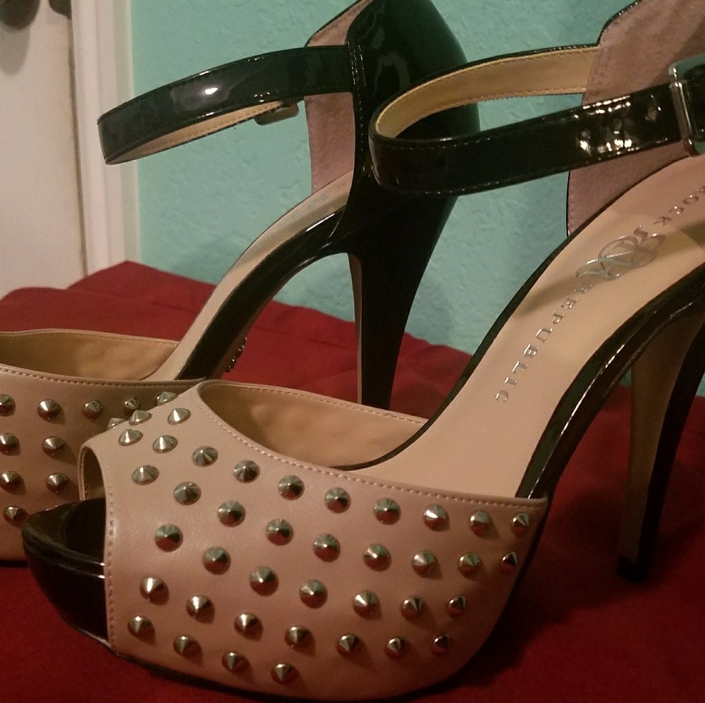 Rock & Republic Nude/Black Studed Heels Size 8.5