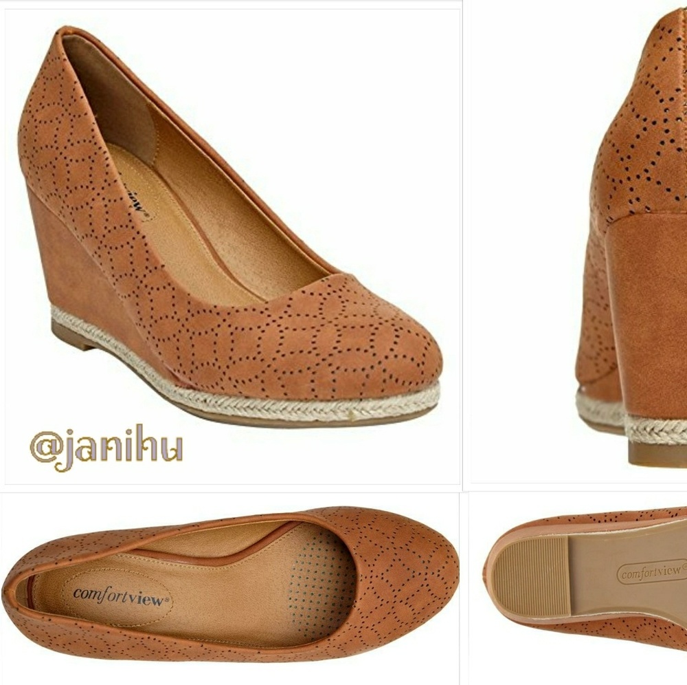 SOLD - Cute comfy wedge pump