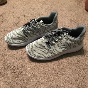 Women's tennis shoes
