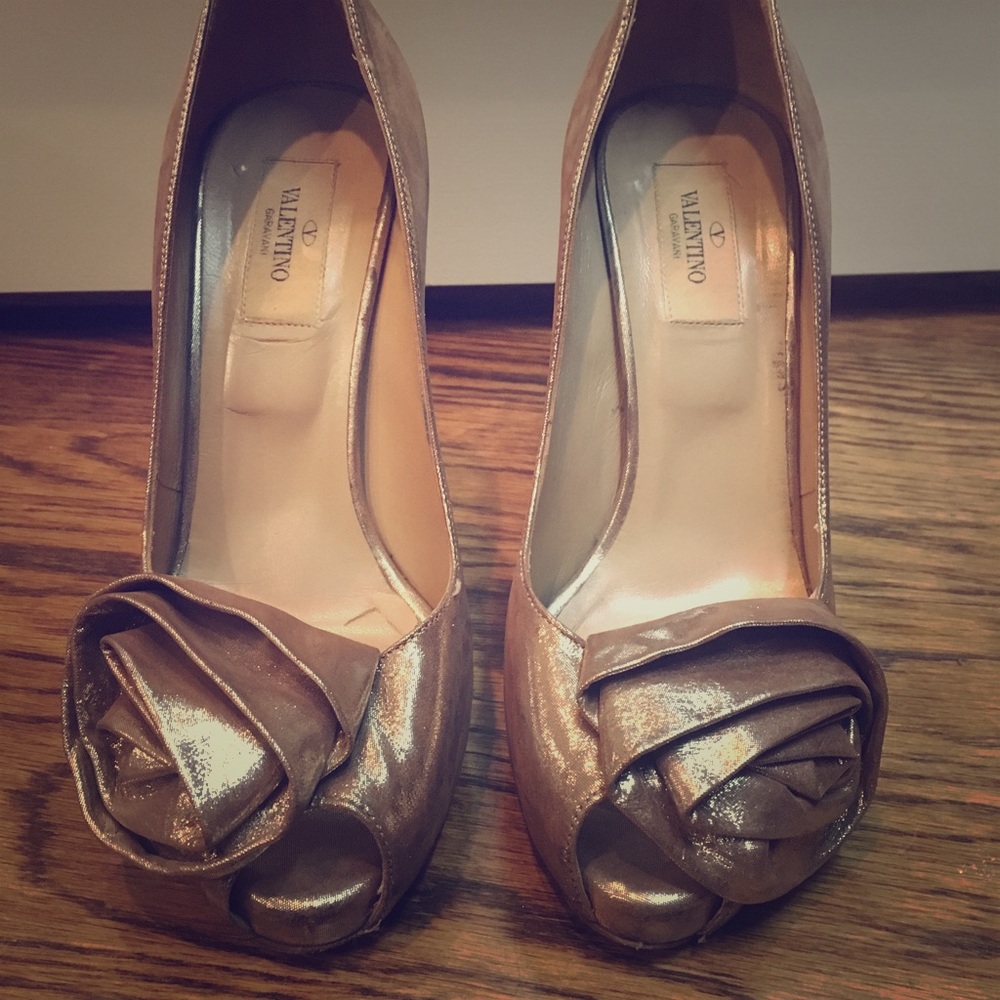 VALENTINO FLOWER LEATHER HEELS IN Gold/Silver