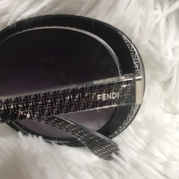 Fendi Sun Glasses 😎 - Picture 4 of 5