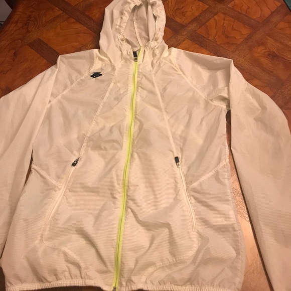 descente windbreaker