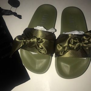 PUMA FENTY BOW SLIDES 5.5 *Authentic