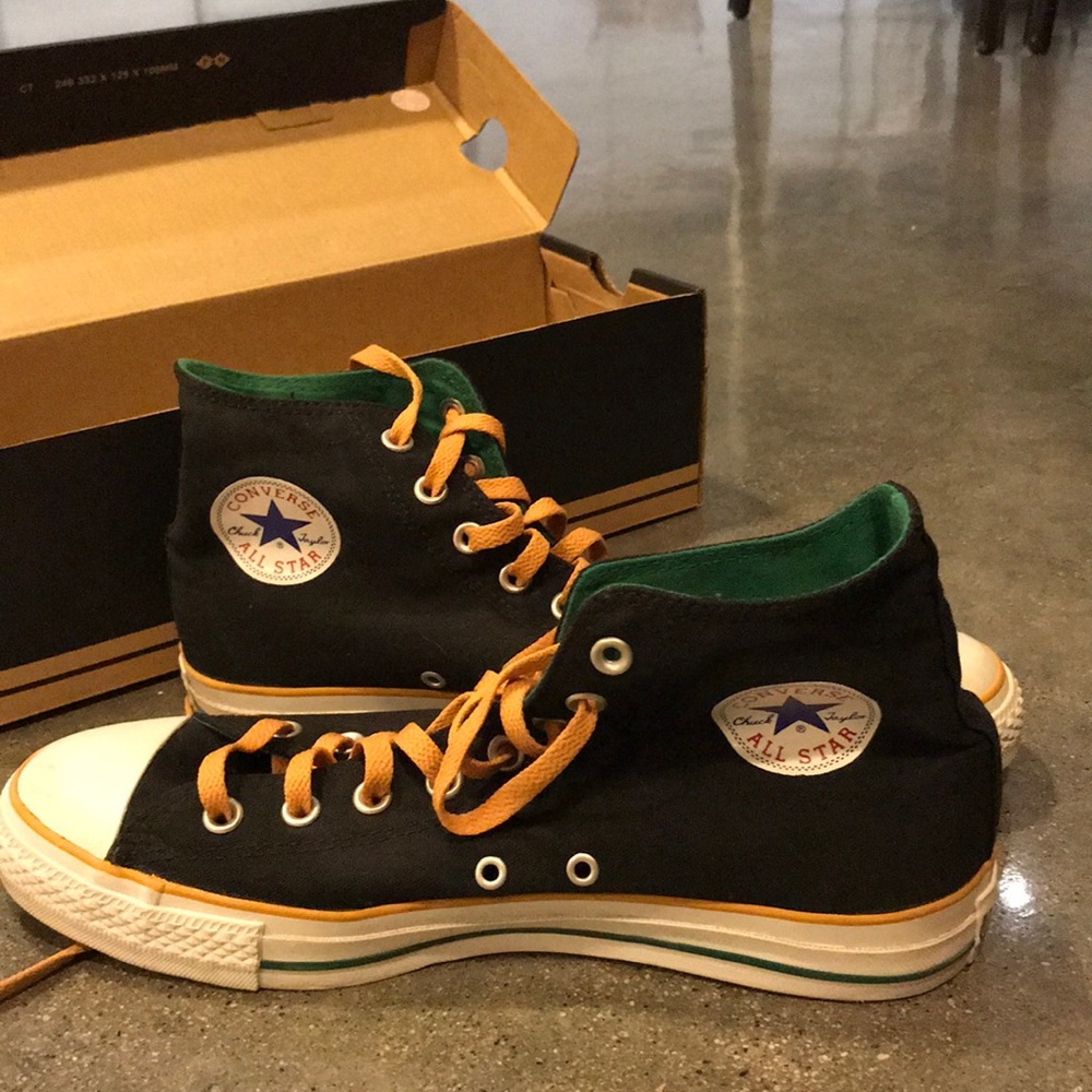 Like new Converse Chuck Taylor high tops size 10