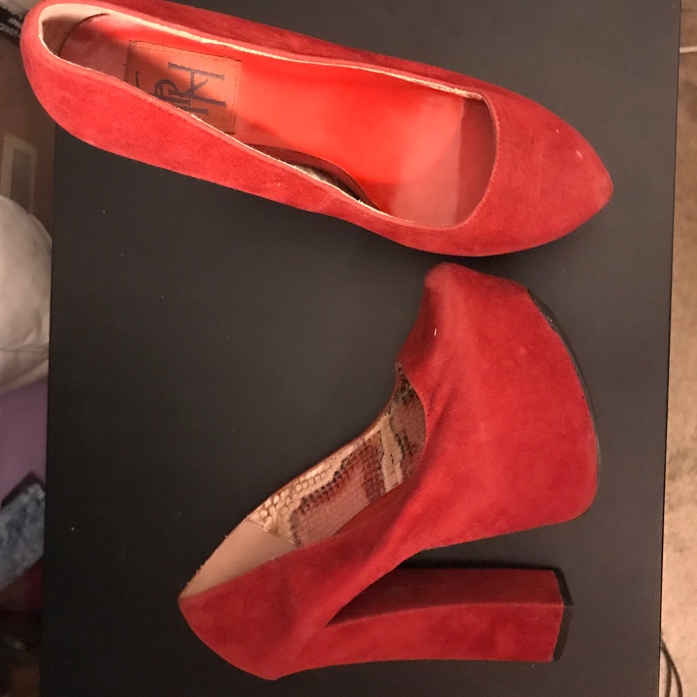 Red pumps - Picture 2 of 4