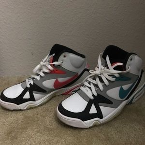 Nike Men’s 10.5 basketball shoe