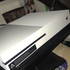 Xbox 1 S! Two controllers, Several games.