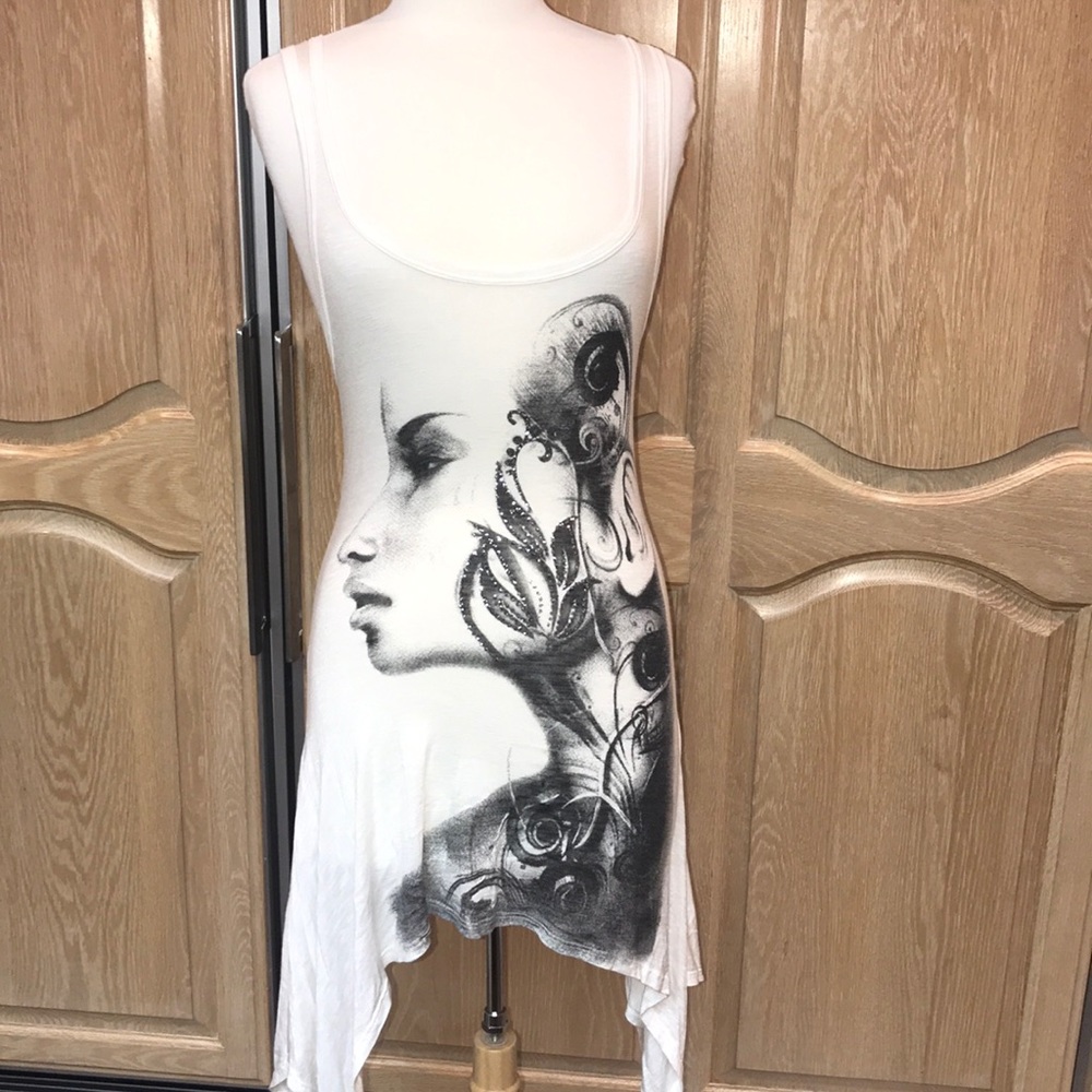 Asymmetric white dress with drawing