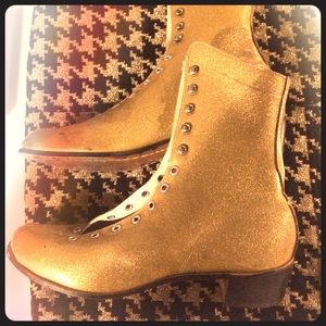 ✨✨Sparkly GOLD vintage boots ✨✨