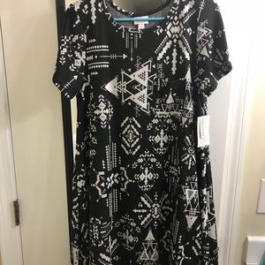 BNWT LuLaRoe Carly Medium Black and White