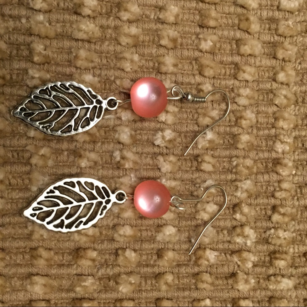 💥Handmade Leaf earrings. 👀 bundle 2/$8 or 3/$12