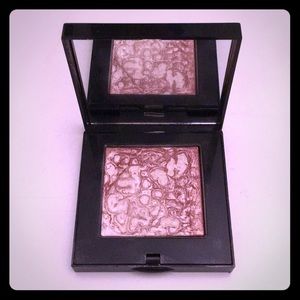 Bobbi Brown highlighting powder in pink glow