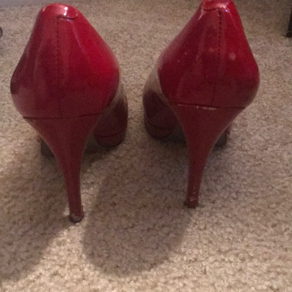 Red pumps - Picture 3 of 4